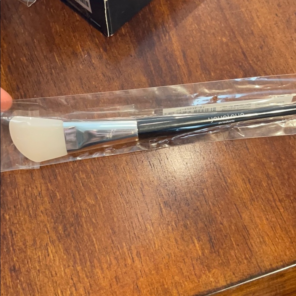 Applicator brush